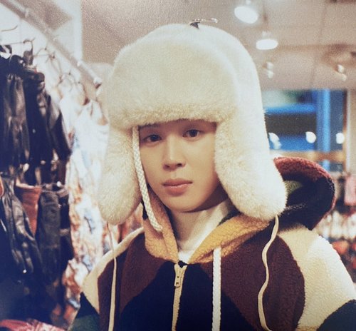 Солонгос алдартнууд хөвсгөр малгайг тренд болгов